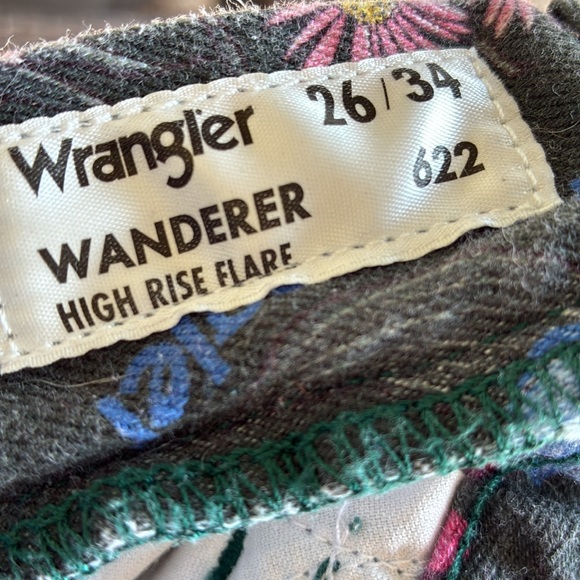 Wrangler Wanderer 622 Printed High-Rise Jeans in Collage Forage - Picture 10 of 11